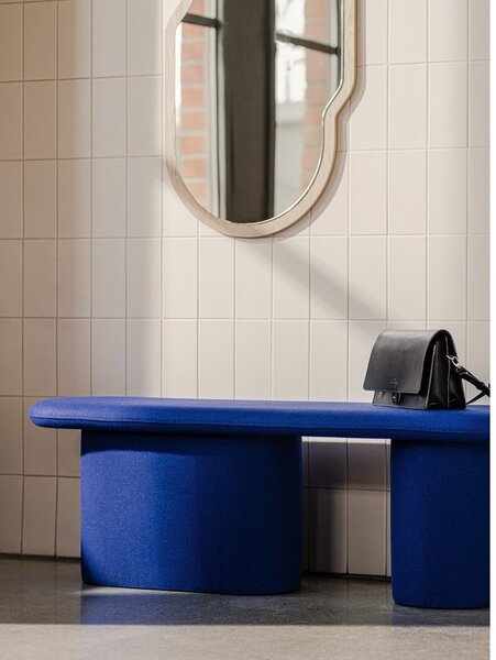 Panchina blu in imbottito con rivestimento in lana Rull – noo.ma