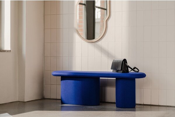 Panchina blu in imbottito con rivestimento in lana Rull – noo.ma