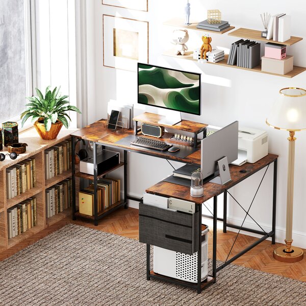 HOMCOM Scrivania a L, tavolo da ufficio versatile con ripiani regolabili e borsa portaoggetti, supporto monitor, marrone | Aosom Italy