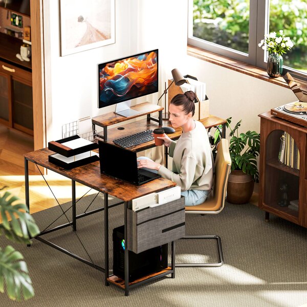 HOMCOM Scrivania a L, tavolo da ufficio versatile con ripiani regolabili e borsa portaoggetti, supporto monitor, marrone | Aosom Italy