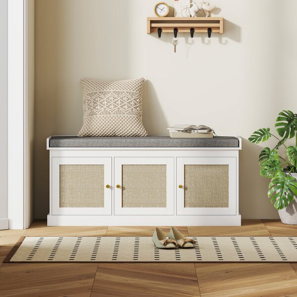 HOMCOM Panca portascarpe ingresso 9 paia, panca contenitore, 3 ante in rattan, cuscino e ripiano regolabile, 105x35x47cm, bianco | Aosom Italy