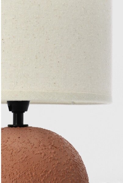 Lampada da tavolo color terracotta in ceramica con paralume in tessuto (altezza totale 32 cm) Irvin – Yes Everyday