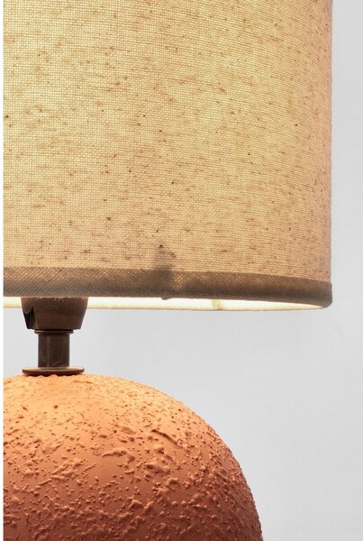 Lampada da tavolo color terracotta in ceramica con paralume in tessuto (altezza totale 32 cm) Irvin – Yes Everyday