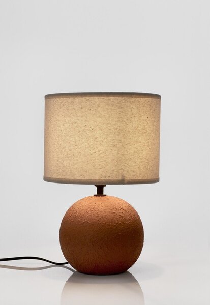Lampada da tavolo color terracotta in ceramica con paralume in tessuto (altezza totale 32 cm) Irvin – Yes Everyday