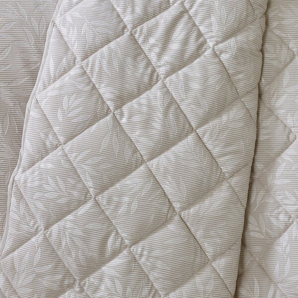 Copriletto beige con rivestimento trapuntato 240x260 cm Corded Leaves – Catherine Lansfield