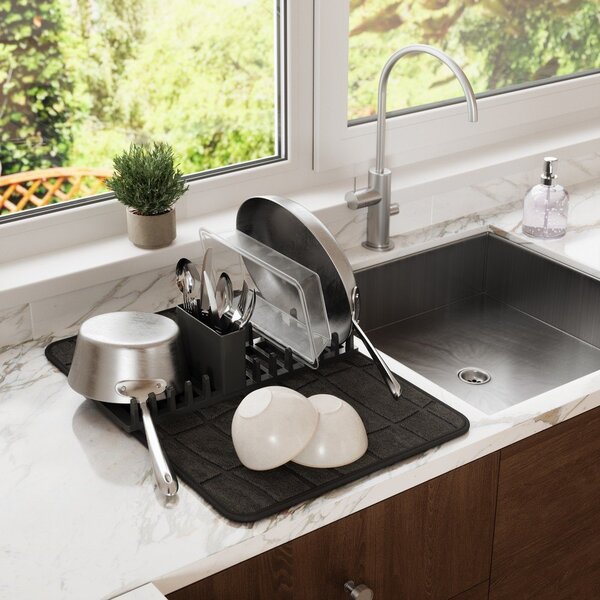 Tappetino scolapiatti nero opaco in plastica 61x43 cm Udry – Umbra