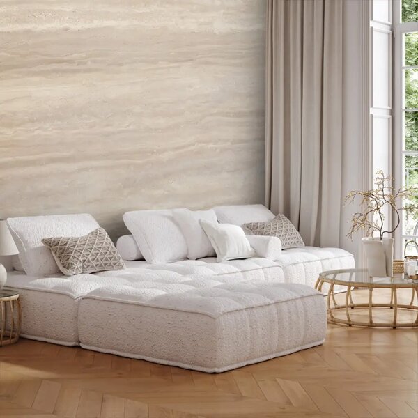Travertino beige: un'elegante struttura in pietra con strati orizzontali