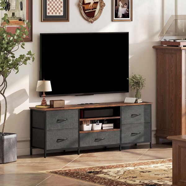 HOMCOM Mobile TV con stazione di ricarica, ripiani aperti e 5 cassetti in tessuto, 140x30x50 cm, marrone | Aosom Italy