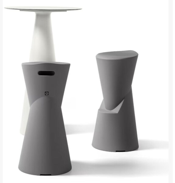 Sgabello in polietilene solidit� e maneggevolezza. Dimensioni 39x h 78 cm -Portata massima 120 kg COLORE FERRO