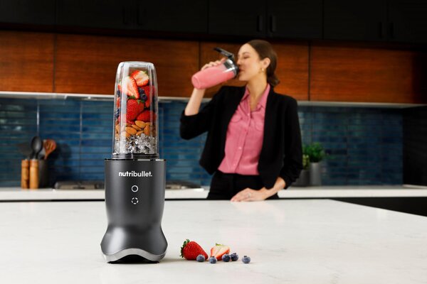 NutriBullet Frullatore con Bicchiere Capacit 0.9 Litri Potenza 1200 Watt Lama in Acciaio Inox colore Nero - NB1206DGCC