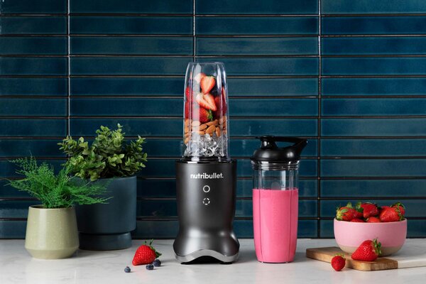 NutriBullet Frullatore con Bicchiere Capacit 0.9 Litri Potenza 1200 Watt Lama in Acciaio Inox colore Nero - NB1206DGCC