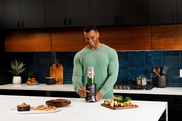 NutriBullet Frullatore con Bicchiere Capacit 0.9 Litri Potenza 1200 Watt Lama in Acciaio Inox colore Nero - NB1206DGCC