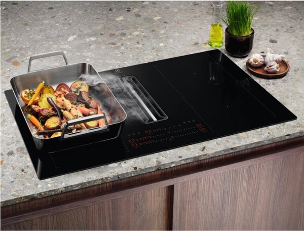 Electrolux Piano Cottura Induzione con Cappa Integrata Filtrante 4 Fuochi Larghezza 83 cm in Vetroceramica colore Nero - KCC84453CK