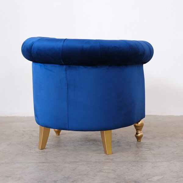 Poltrona Chesterina in velluto blu con gambe e borchie oro