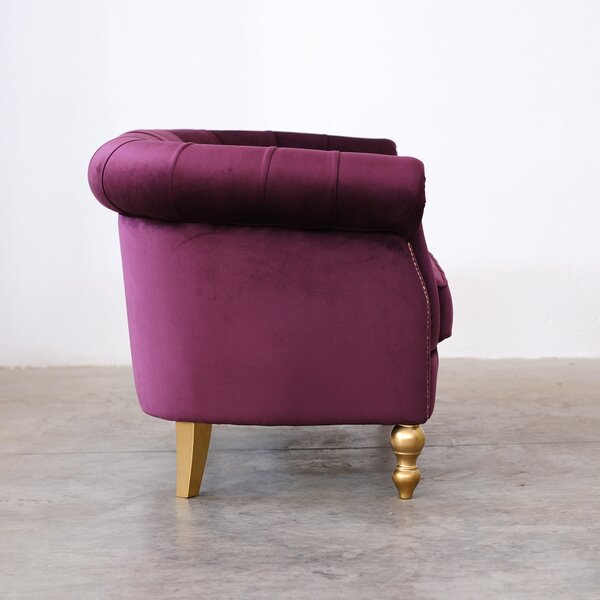 Divano Chesterino in velluto viola con gambe e borchie oro