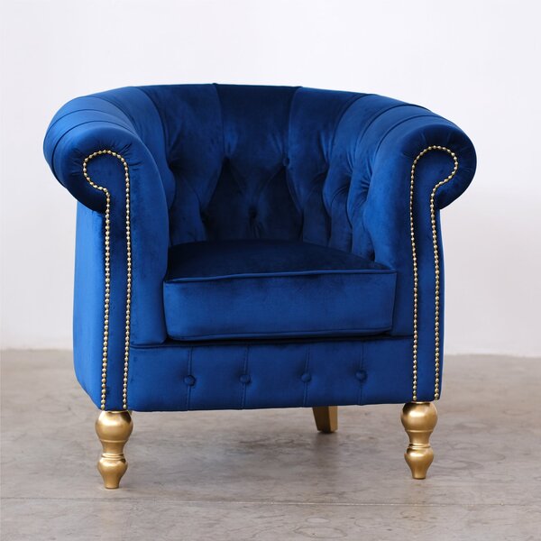 Poltrona Chesterina in velluto blu con gambe e borchie oro