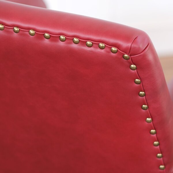 Poltrona design vintage Vico pelle fiore pull up rosso ciliegia con borchie anticate e gambe nere e ottone