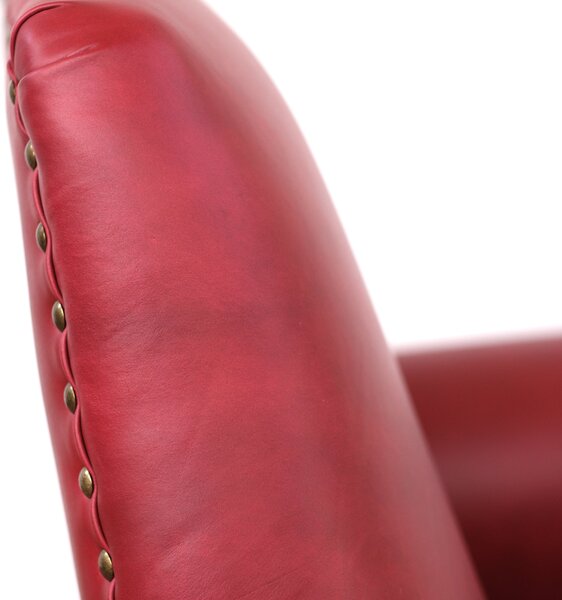 Poltrona design vintage Vico pelle fiore pull up rosso ciliegia con borchie anticate e gambe nere e ottone