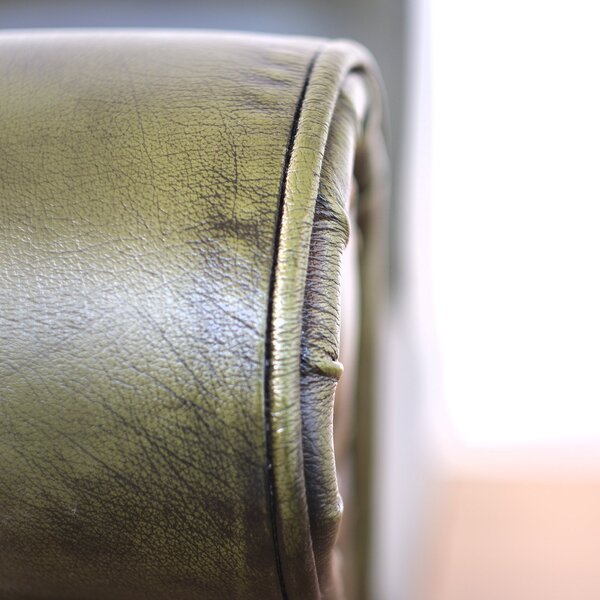 Poltrona design vintage Vico pelle fiore verde stile old America rifinita a mano con borchie anticate e gambe nere e ottone
