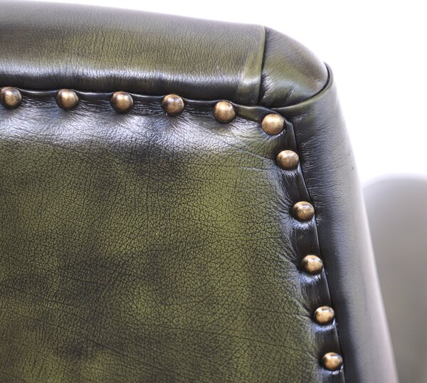 Poltrona design vintage Vico pelle fiore verde stile old America rifinita a mano con borchie anticate e gambe nere e ottone