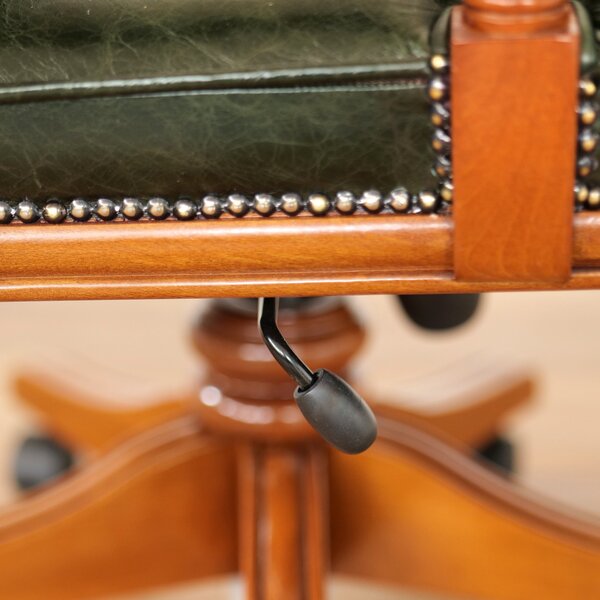 Poltrona Presidenziale Cambridge Chesterfield Pelle Primo Fiore Premium - Legno Massello Scolpito