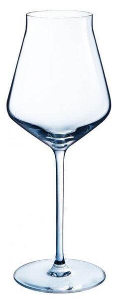 Soft 40 è un calice dedicato alla degustazione di vini che rivelano una delicata dolcezza di note fruttate negli aromi. Un design moderno e raffinato riunisce curve, angoli e finezza del gambo formando una perfetta armonia visiva