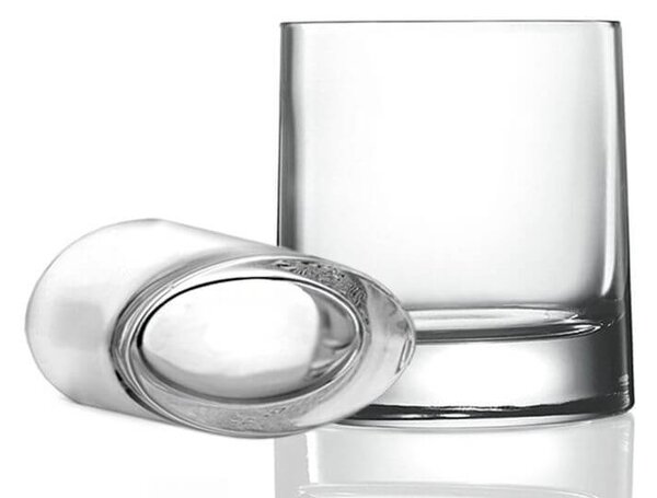 Esclusivo bicchiere dalla particolare forma ovale in vetro cristallino brillante e resistente, ideale per whisky e vino, perfetto come oggetto da regalo