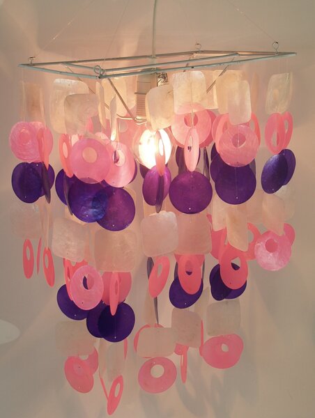 Lampada da soffitto / plafoniera, lampada a conchiglia composta da centinaia di capiz, lamelle di madreperla - Modello Seventy Bianco-rosa-lilla, multicolore, dischi di conchiglia, metallo, 45*30*20 cm