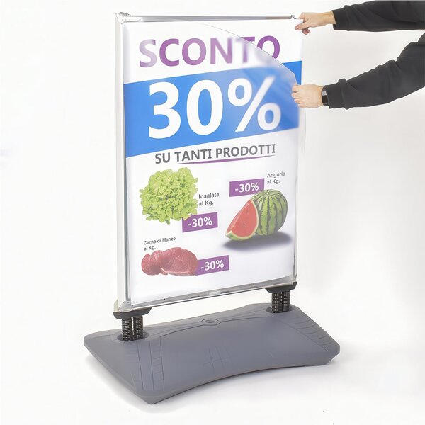 Cornice a cavalletto bifacciale per esterni con base zavorrabile grafica intercambiabile - Dimensioni100x74 x h 140 cm con molle antivento