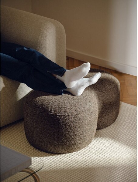 Poggiapiedi marrone scuro con rivestimento in bouclé Umbo – noo.ma