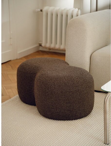 Poggiapiedi marrone scuro con rivestimento in bouclé Umbo – noo.ma