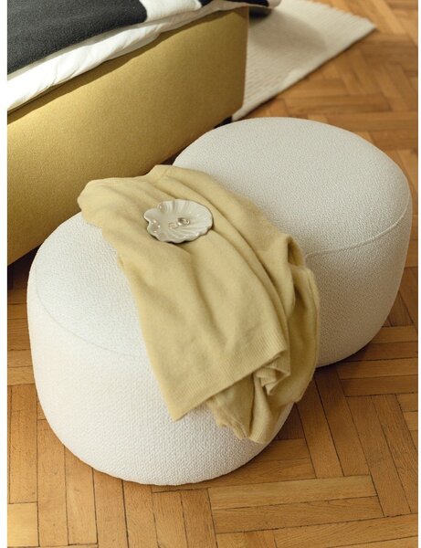 Poggiapiedi beige con rivestimento in bouclé Umbo – noo.ma