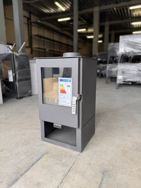 Stufa a legna Verso 2 - Stufa a legna compatta ed efficiente con una potenza di 5 kW