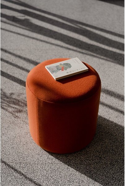 Poggiapiedi color terracotta con rivestimento in lana Folk – noo.ma