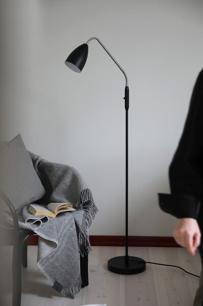 Lampada da terra LED nera con paralume in metallo e intensità regolabile (altezza totale 140 cm) Patro – Markslöjd