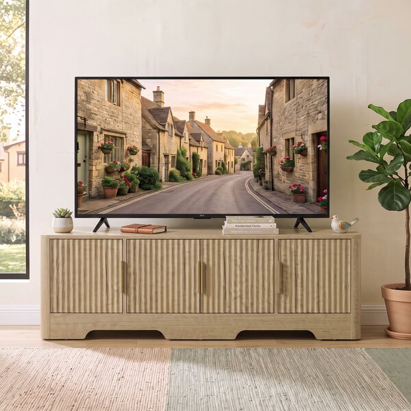 HOMCOM Mobile TV 152 cm con 4 ante scanalate e ripiani regolabili, rovere | Aosom Italy