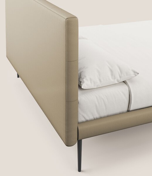 Midori letto imbottito trapuntato in ecopelle con piedini alti T04 bei