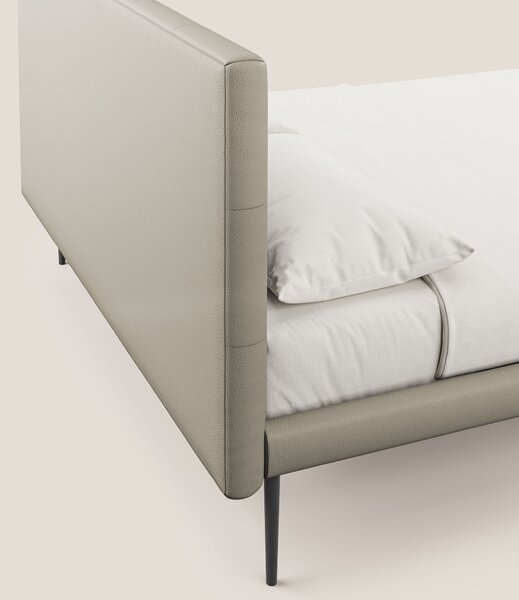 Midori letto imbottito trapuntato in ecopelle con piedini alti T04 tor
