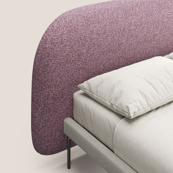 Soleil letto imbottito di design con piedi alti in metallo in bouclet