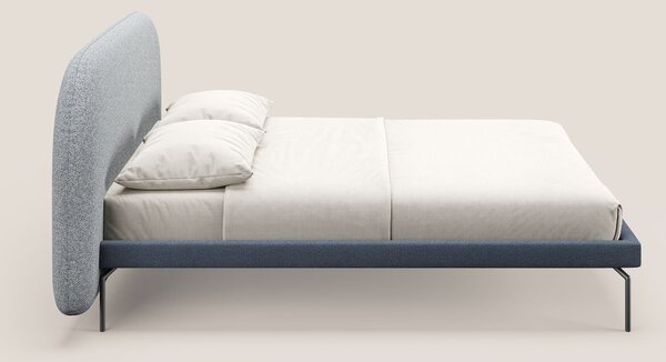 Soleil letto imbottito di design con piedi alti in metallo in bouclet