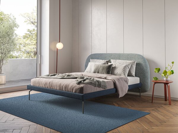 Soleil letto imbottito di design con piedi alti in metallo in bouclet