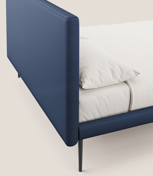 Midori letto imbottito trapuntato in ecopelle con piedini alti T04 blu
