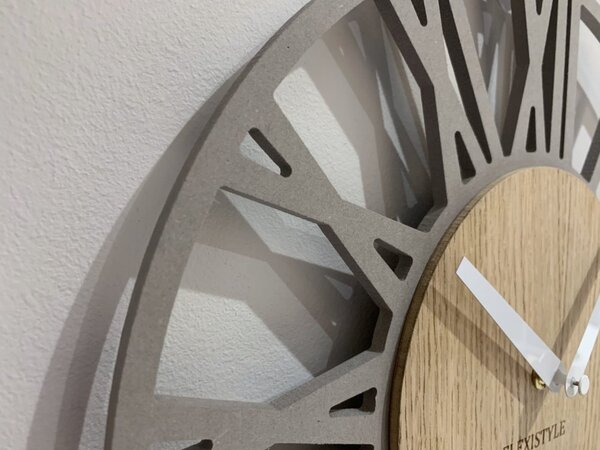 Semplice orologio da parete grigio con design in legno