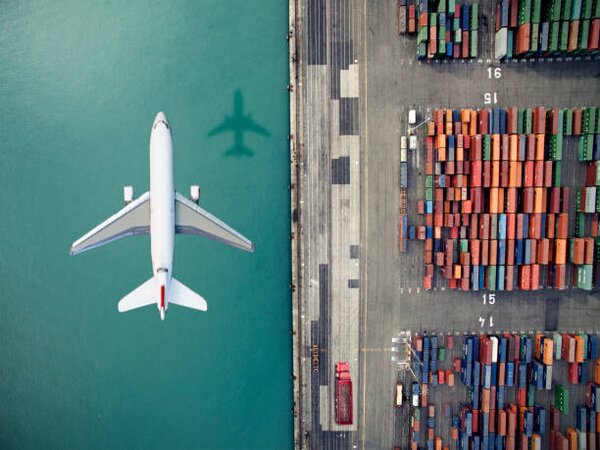 Illustrazione Airplane flying over container port, Orbon Alija