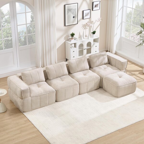 Divano modulare a forma di L, per 4 persone, senza struttura a vista, con poggiapiedi, rivestito in poliestere beige, imbottitura in schiuma 32D, seduta profonda, dimensioni: 344x162x67 cm