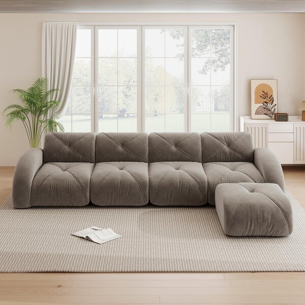 Divano angolare modulare, quattro posti, forma a L, color tortora, realizzato in morbida microfibra. Design senza struttura, con poggiapiedi e base antiscivolo. Non richiede montaggio
