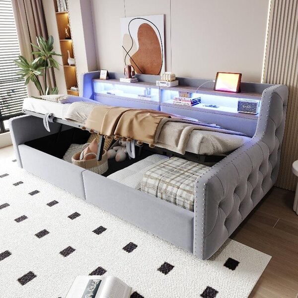 Divano letto 90x200 cm, colore grigio chiaro, rivestito in velluto, con vano contenitore a sistema idraulico, illuminazione a LED, ripiano portaoggetti, presa di corrente e rete a doghe