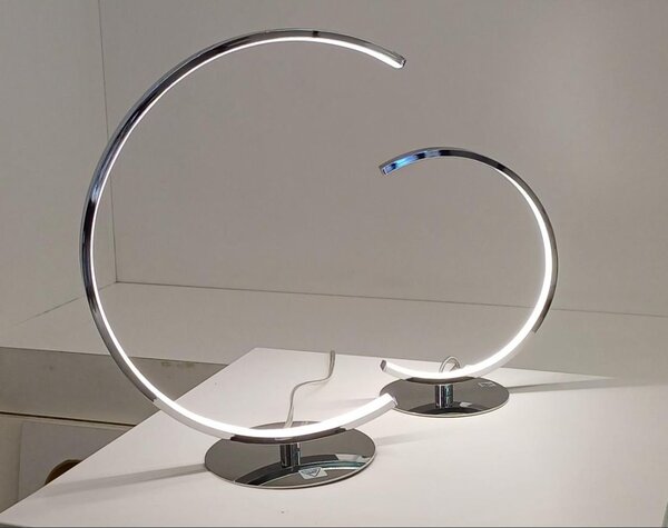 NEBULA LAMPADA DA TAVOLO A SEMICERCHIO IN METALLO CROMATO 2 MISURE LED INTEGRATO LUCE 3000K