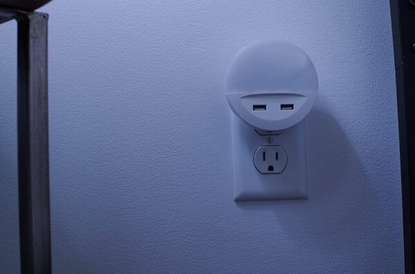 Ledvance - Luce notturna a LED in presa con sensore LUNETTA 2xUSB LED/13W/230V