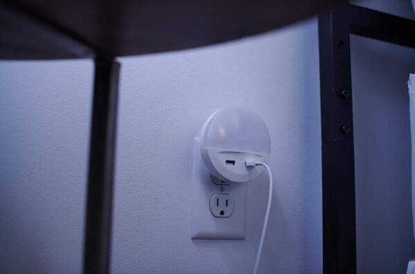 Ledvance - Luce notturna a LED in presa con sensore LUNETTA 2xUSB LED/13W/230V